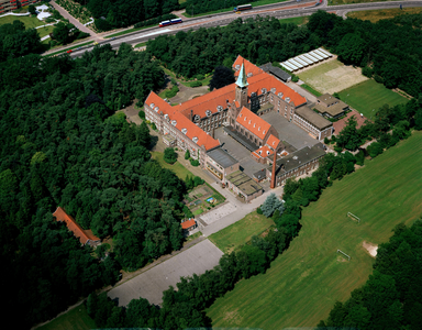 835154 Luchtfoto van het pensionaat Saint Louis (Utrechtseweg 228) te Amersfoort.